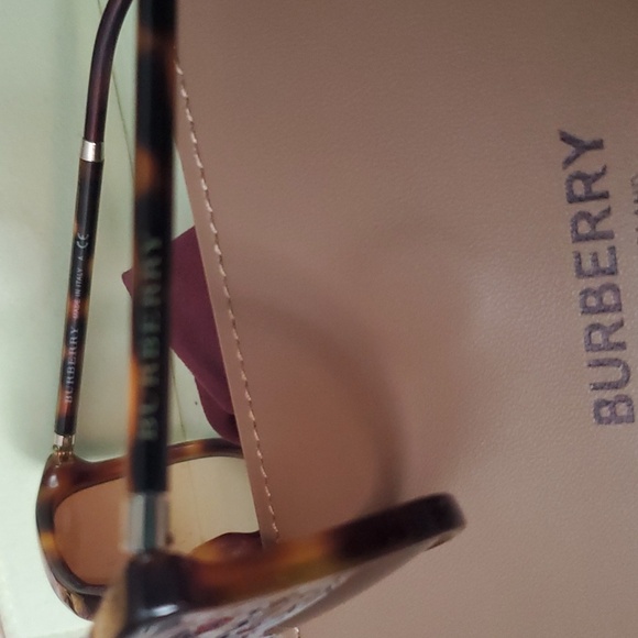 Burberry sunglasses - Picture 2 of 5
